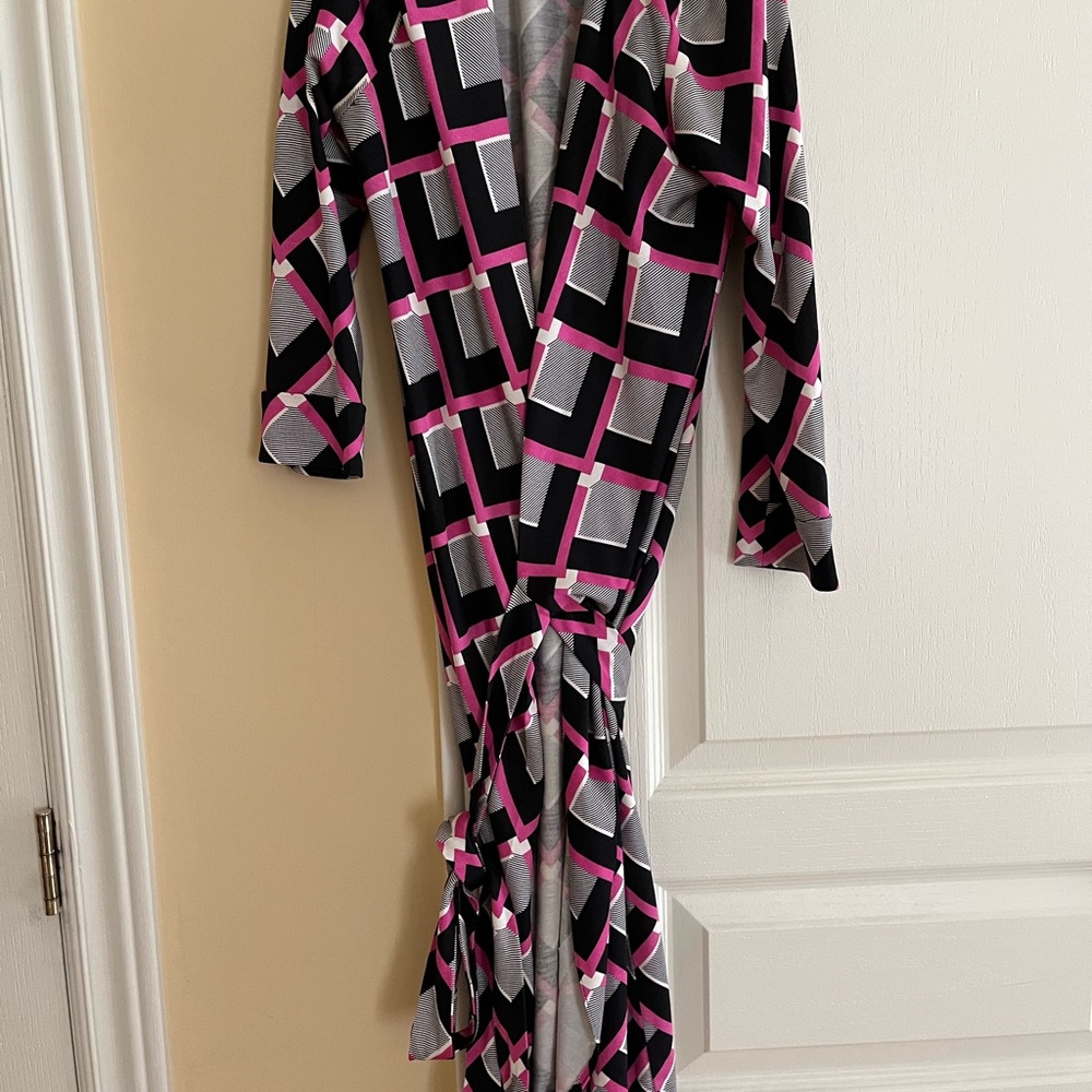 Diane von Furstenberg 100% Silk Geometric Print Wrap Dress in Black, Pink & Gray